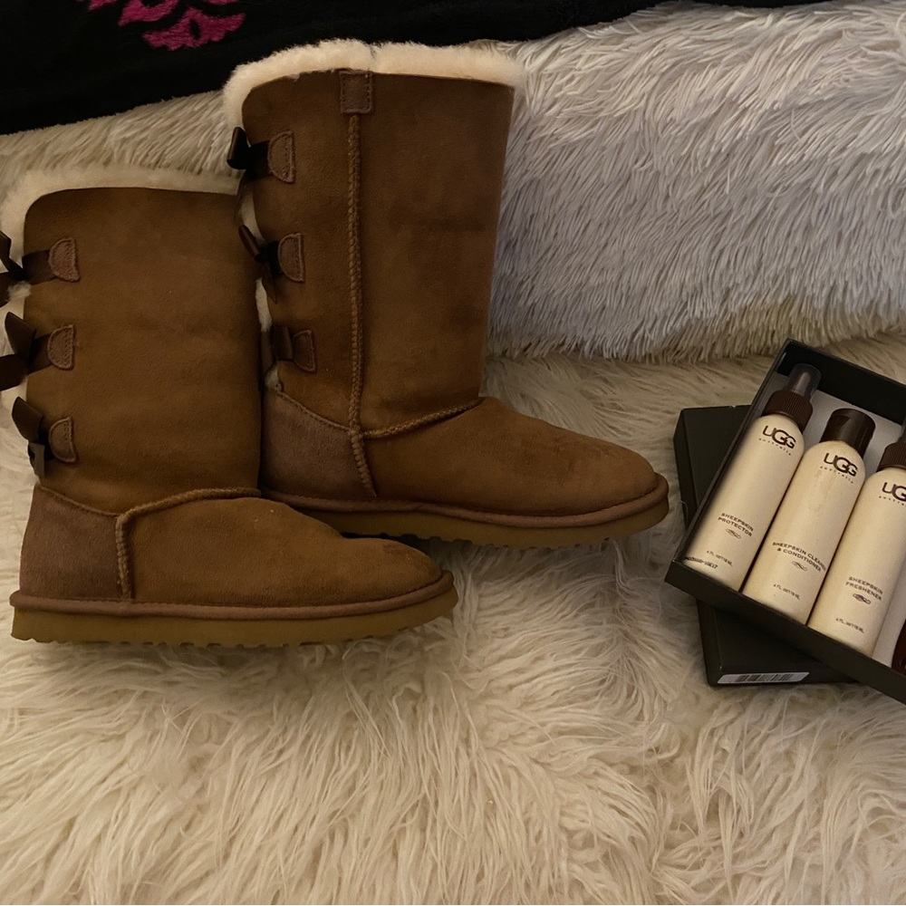 UGG Australia Bailey Bow Boots with UGG Australia cleaning kit Size 8